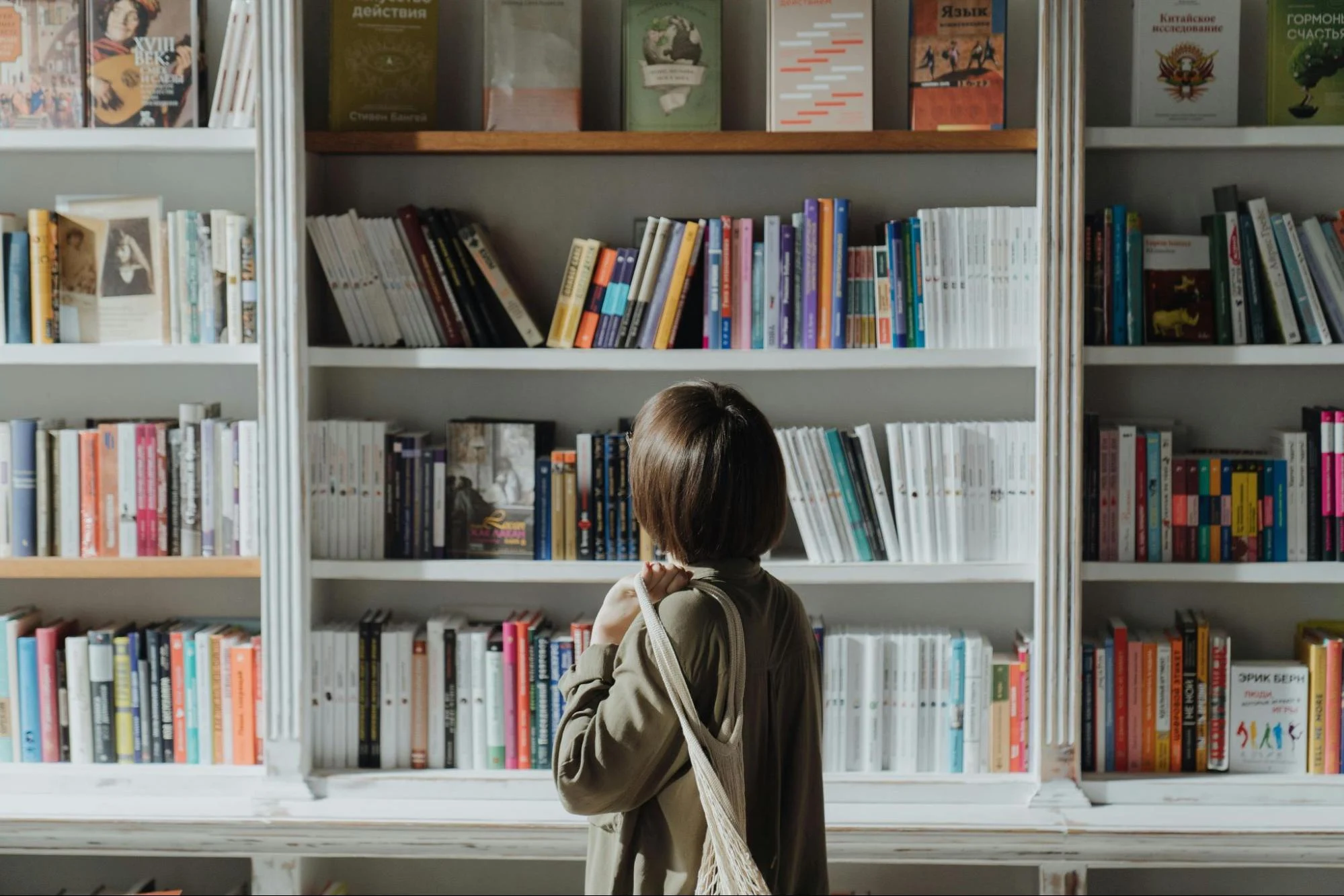 women looks at books